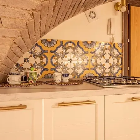 Viola - Historic Brick Vaults In Artists District Apartment *