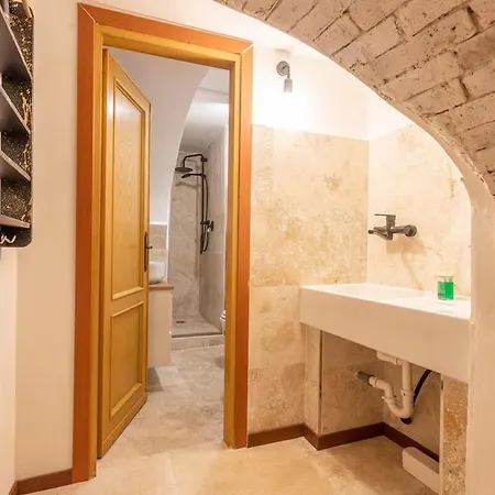 Viola - Historic Brick Vaults In Artists District Apartment *