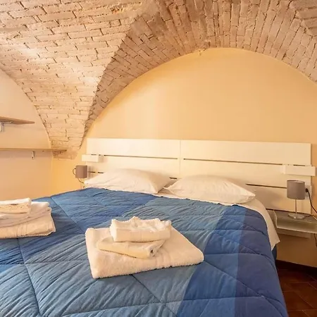 Viola - Historic Brick Vaults In Artists District Apartment *