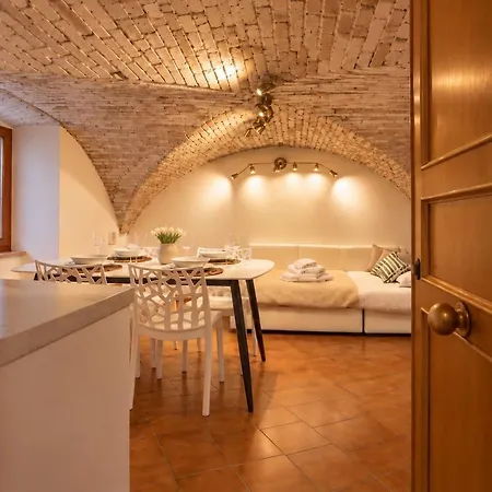 Viola - Historic Brick Vaults In Artists District Apartment