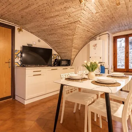 Viola - Historic Brick Vaults In Artists District Apartment *